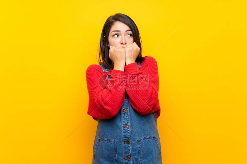 身穿黄墙的墨西哥年轻女她紧张不安害高清图片下载-正版图片504620308-摄图网