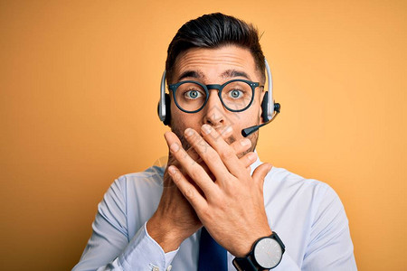年轻商业经营者身着呼叫中心的客户服务耳机图片