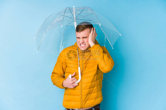 年轻的caucasian男子拿着雨伞图片