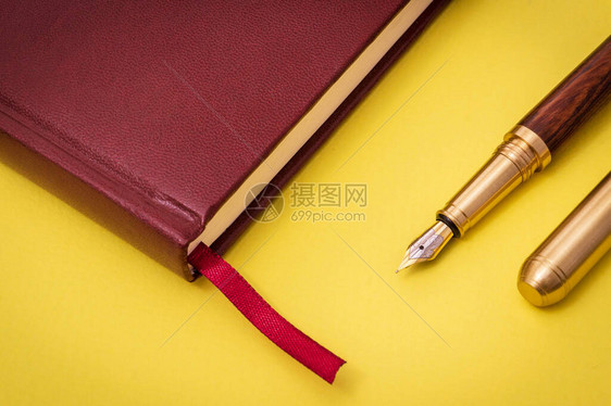 时尚办公室仍用黄桌笔纸和备记板来图片