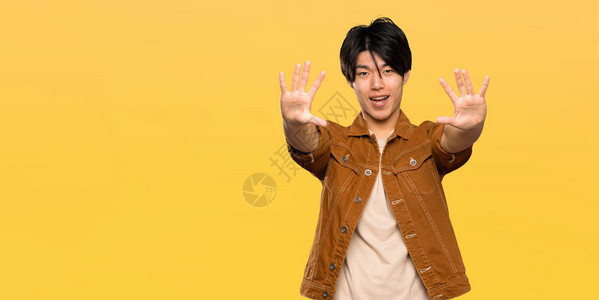 亚洲男子棕色夹克10个手指在孤立图片