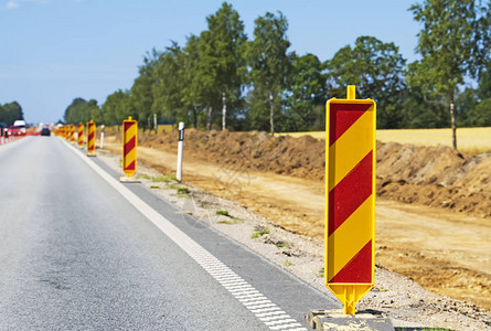 沿路的警告标志道路改造图片