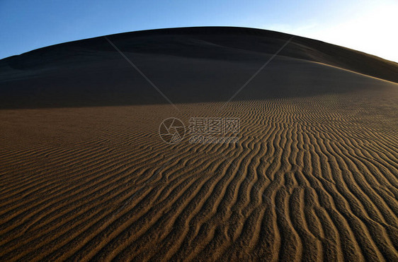 午后太阳下方的纳米布沙漠丘呈现出图片