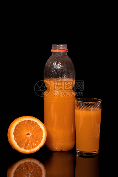 瓶子和玻璃杯新鲜橙汁和黑色背景上的橙子图片