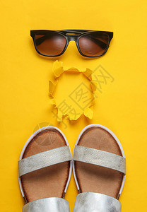 有创意的夏日沙滩平原皮带女凉鞋黄图片