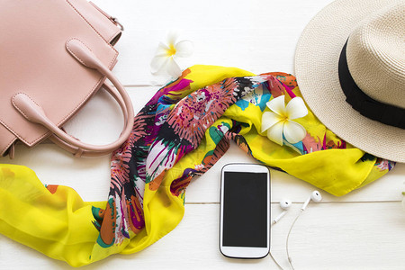 粉红色手袋黄色围巾帽子和手机等生活方式女放松夏季安排背景图片