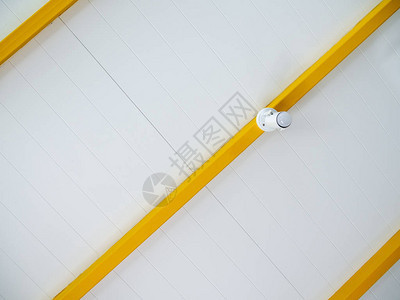 白点LED光灯安装在白色天花板的黄色边缘图片