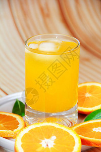 玻璃杯中的橙汁和圆形橙片图片