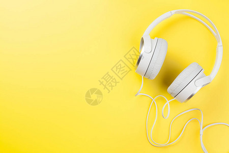 黄色背景上的音乐耳机图片