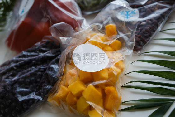 塑料袋里的冷冻蔬菜图片