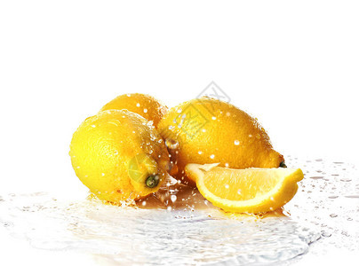 成熟的柠檬与白色背景上的水溅图片