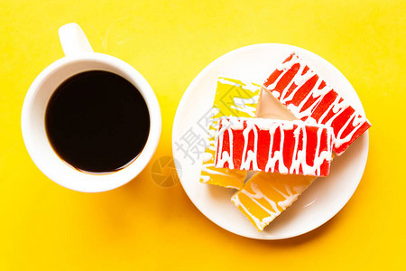 盘子和咖啡杯上的美味蛋糕图片