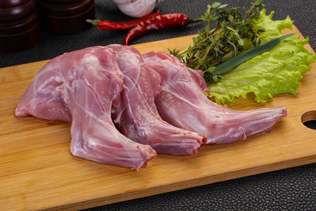 准备烹调的未加工的兔腿图片