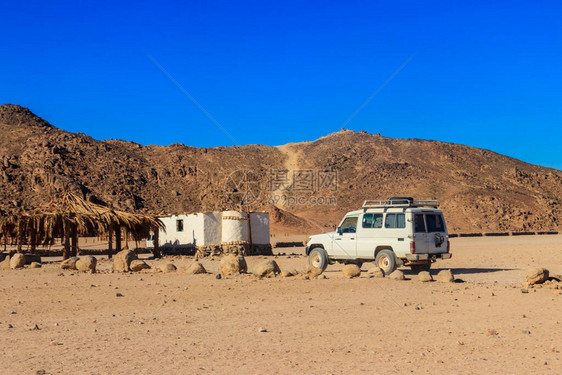 埃及Hurghada附近阿拉伯沙漠Bedouin村SUV图片