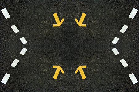 亮白色方向箭头和带有黄色车道标记的新黑色图片