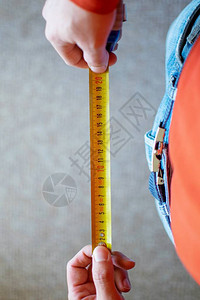 穿牛仔裤和腰带的男人在拉链前拿着一个公用计数器Masculi图片