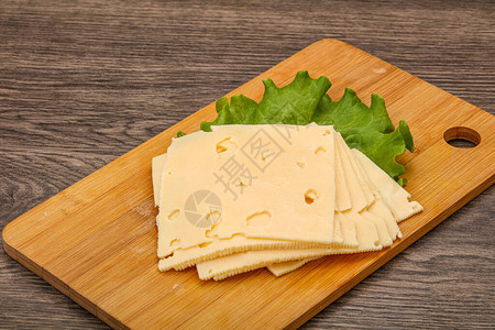 沙拉叶上的黄色奶酪片图片