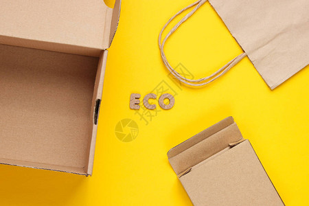 生态概念纸板盒黄背景图片