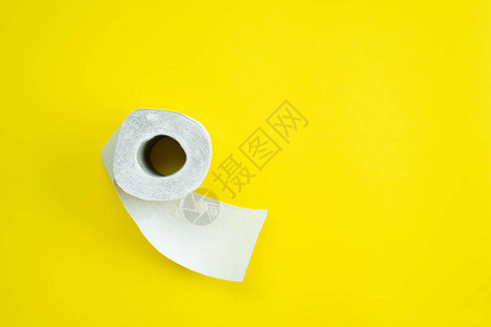 在黄色背景上孤立的白厕纸图片