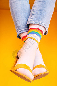 穿袜子和凉鞋的年轻女子腿图片