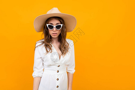 穿着白衣服草帽和墨镜的橘橙色女郎在背景图片