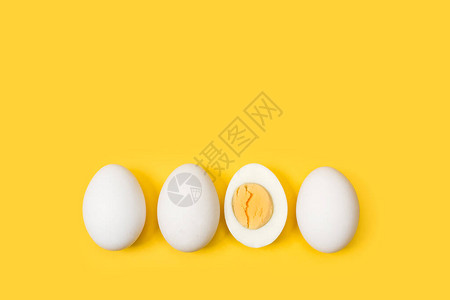 将黄底的煮鸡蛋和3个图片