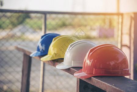 工程防护头标准施工现场工人施工安全帽安全工具设备背景图片
