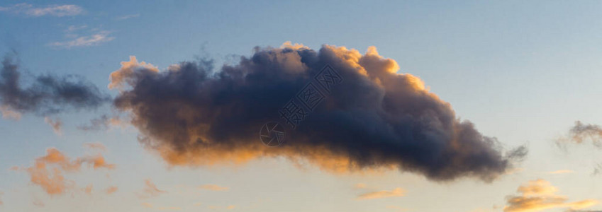 灰色风暴云日落天空背景暮光时间背景的多彩天空图片