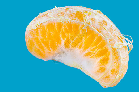 蓝色背景下的新鲜橘子片图片