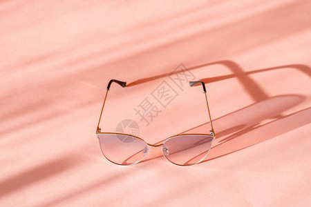 粉红色的太阳镜和金属框给粉红色图片