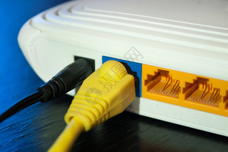 互联网电缆插头已连接到互联网路由图片