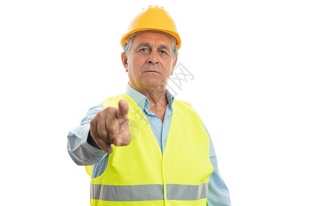 在白色工作室背景上用食指隔开的老年建筑工人触摸隐形图片