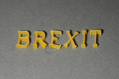 以灰色背景的大字母刻在BREXIT上联合王国退出欧洲图片