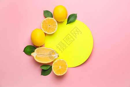 成熟的柠檬和彩色背景上的卡片图片
