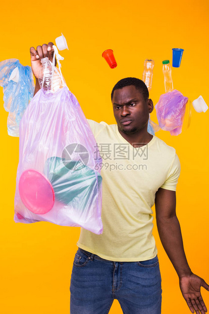 垃圾塑料回收污染和环境概念的问题黄色背景下携图片