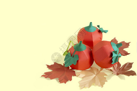 背景上的纸南瓜和秋叶纸艺和工艺时髦的爱好秋季食品艺术概图片