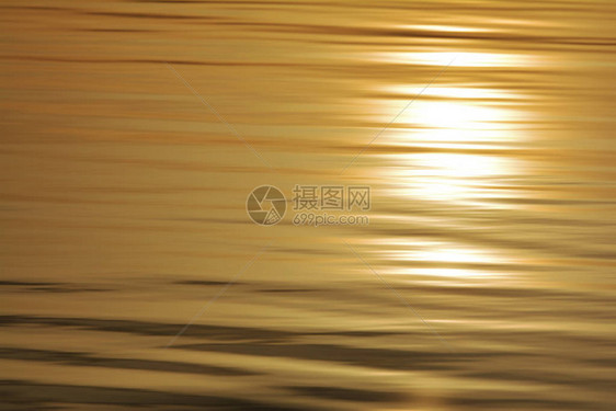 自然抽象背景水面上的日出倒影图片
