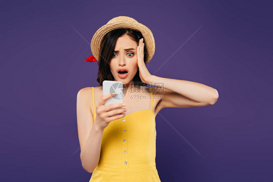 穿着草帽的惊吓漂亮女孩使用在紫色上隔图片