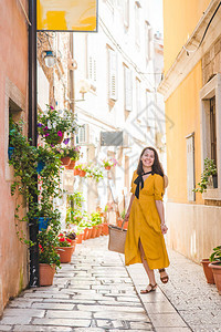 穿黄色防晒衣的女游客在小克罗泰亚城图片