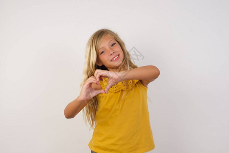 可爱的小女孩用手做心脏符号形状图片