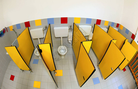 没有孩子的幼儿园浴室的黄色门图片