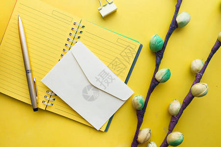 黄色彩信封笔记本和黄图片
