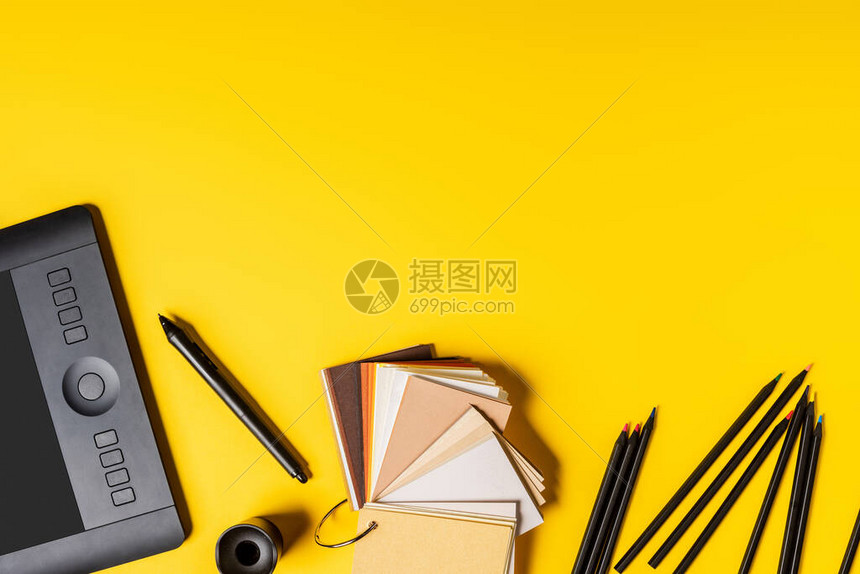 绘图板彩色调板和铅笔在黄色触笔附近的顶部视图图片
