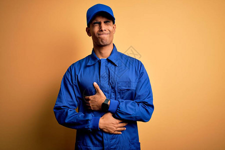 年轻的非洲裔美国技工穿着蓝色制服图片