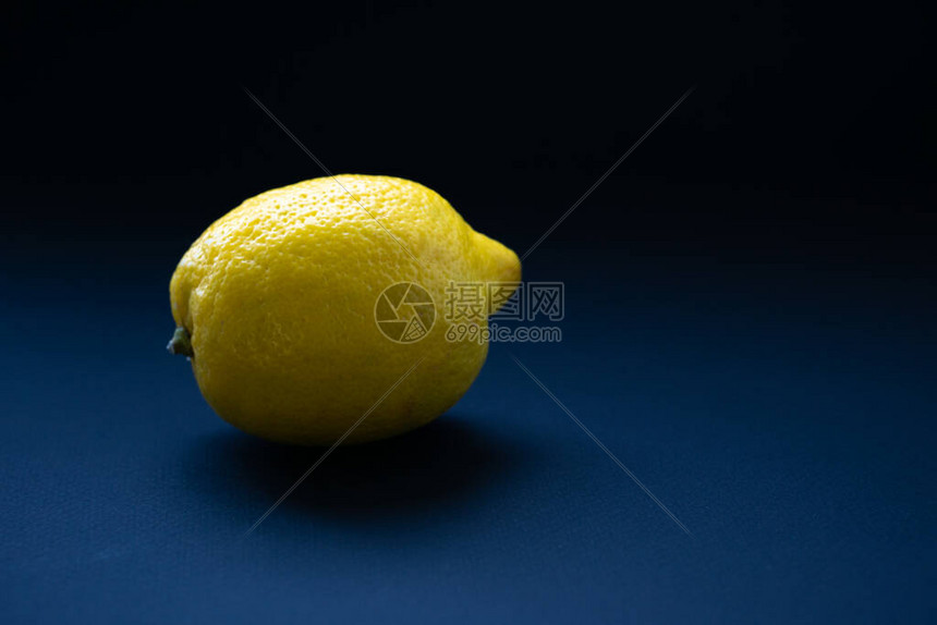 黄色全柠檬在深蓝色顶部维他明苏尔果图片