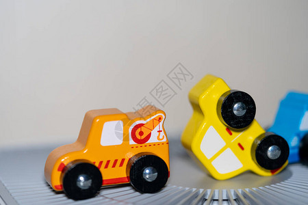 汽车事故的概念黄色汽车被推翻拖车背景图片
