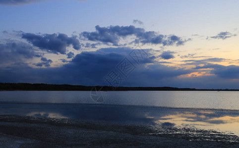 黄昏在湖岸上的傍晚景观图片