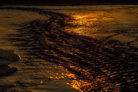 日落时的石海岸图片