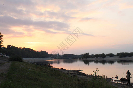 河边的粉色温暖的风景日落渔图片