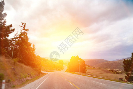 通过景观的道路公路和汽车旅行风景和日落公路旅行概念图片